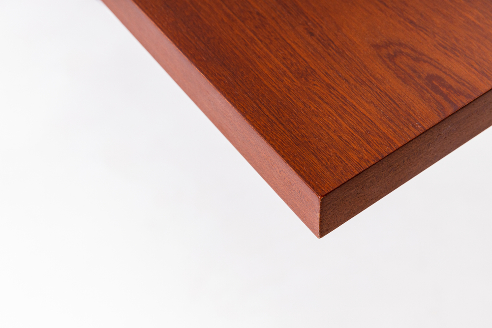 Регулируемый компьютерный стол Bazalt с регулировкой по высоте — столешница МДФ Красное дерево