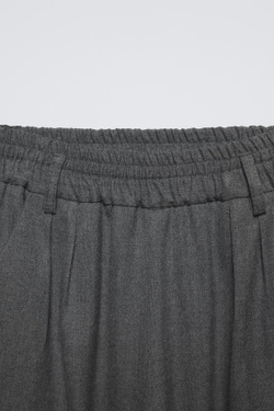 ZARA СВОБОДНЫЕ БРЮКИ С ЗАЩИПАМИ, СЕРЫЙ