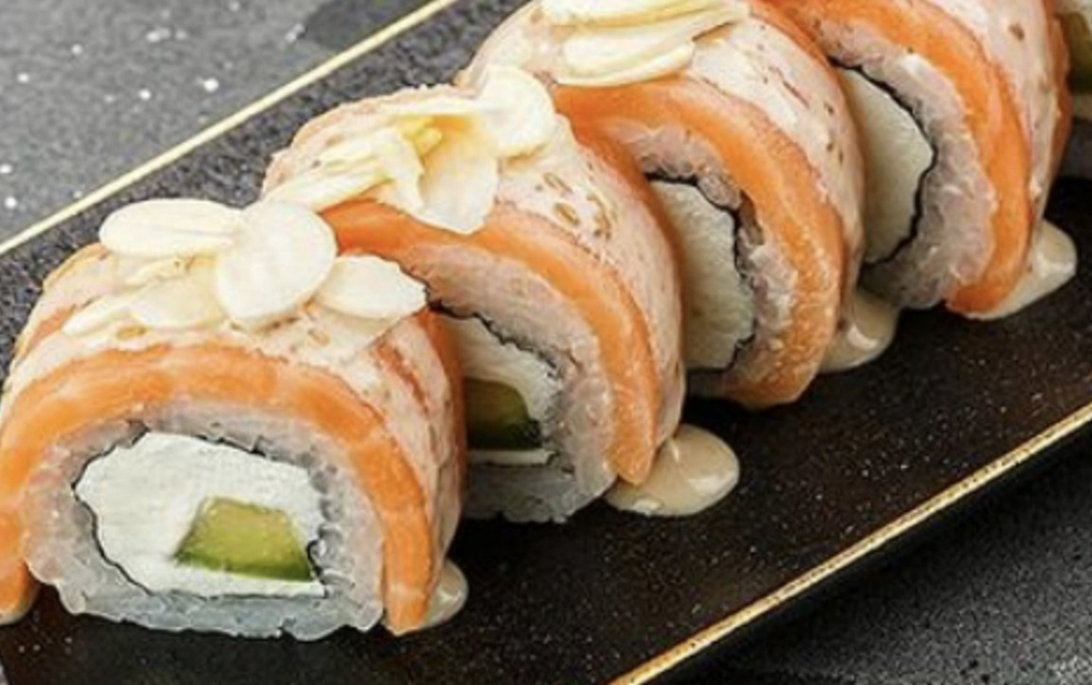 Лосось с лепестками миндаля