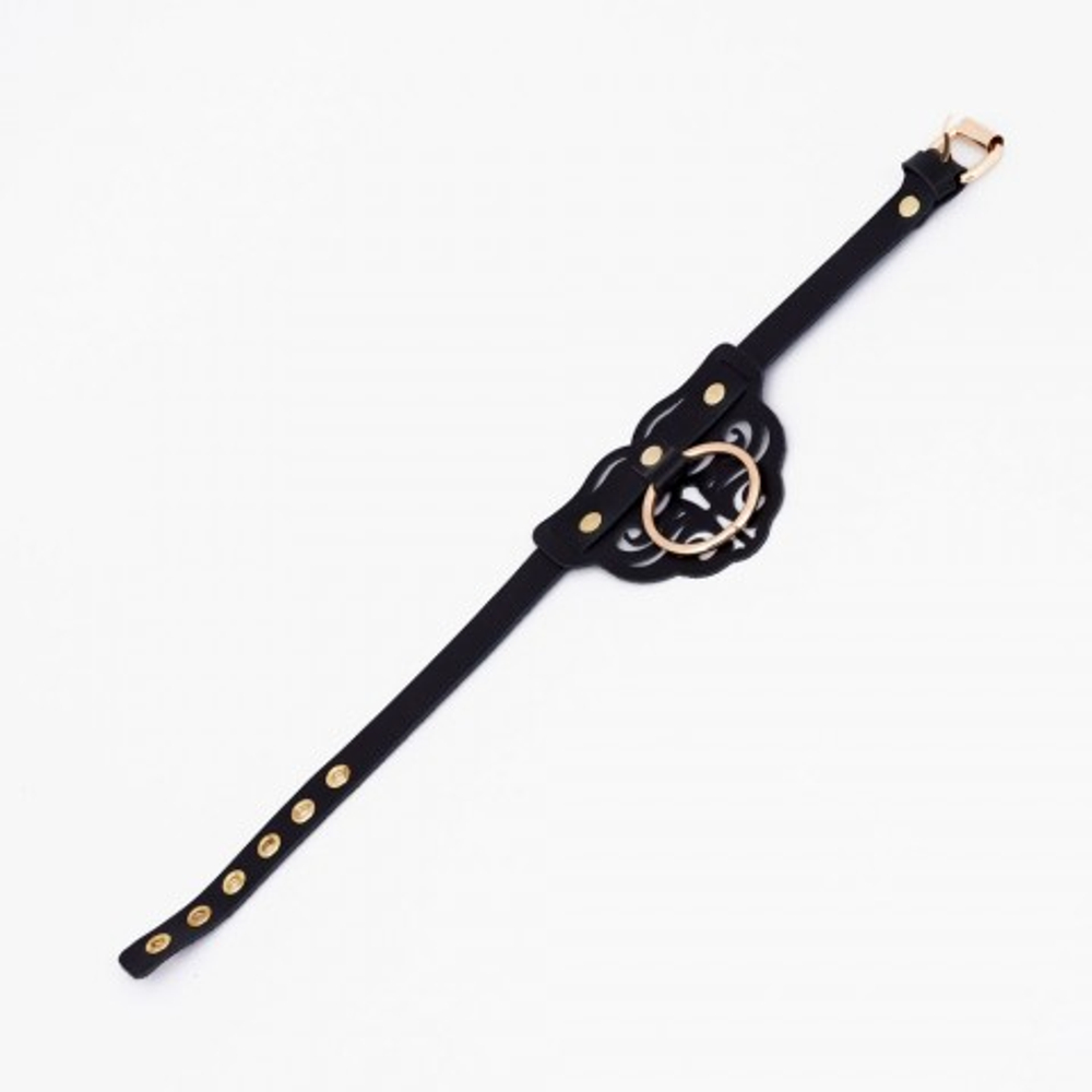 Чокер с клепками и золотой фурнитурой