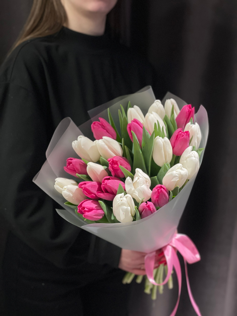 25 бело-розовых тюльпанов