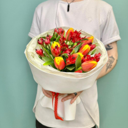 «Буйабес» букет из тюльпанов и альстромерий
