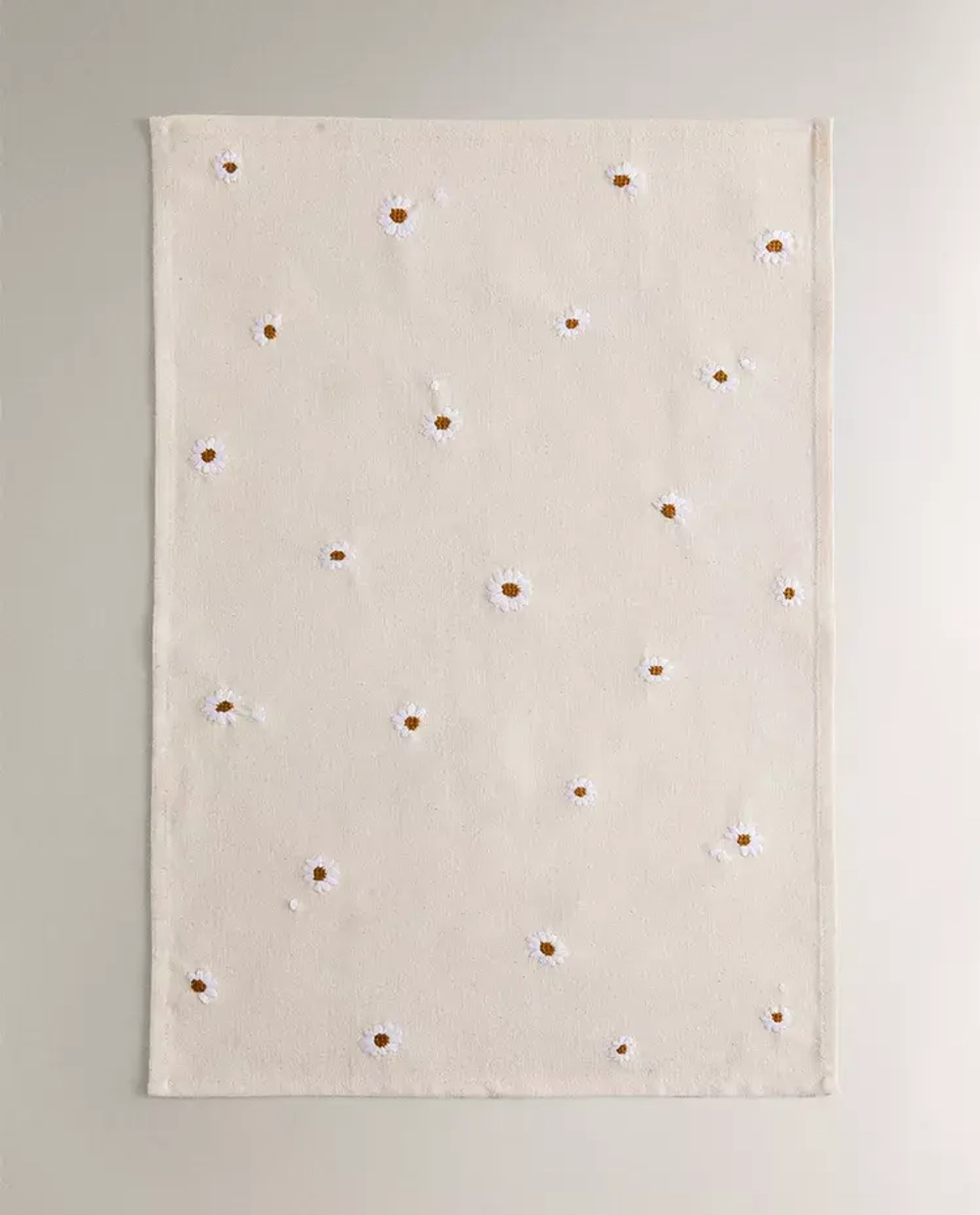 ZARA HOME КУХОННОЕ ПОЛОТЕНЦЕ ИЗ ХЛОПКА С ВЫШИВКОЙ «РОМАШКИ», ЭКРЮ