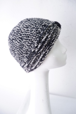 Шапка черно-белая теплая