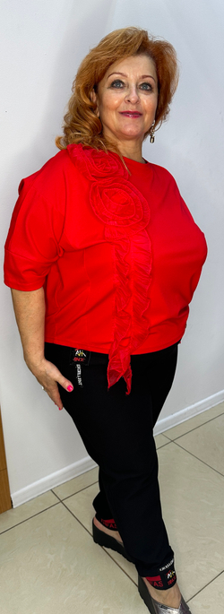 Черные брюки-момы на резинке с красно-белым принтом