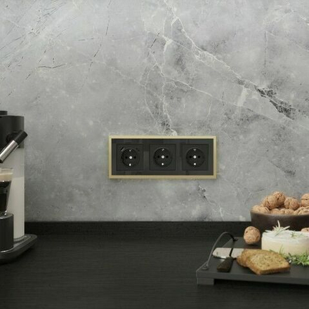 Рамка на 3 поста Baguette (черный/латунь)