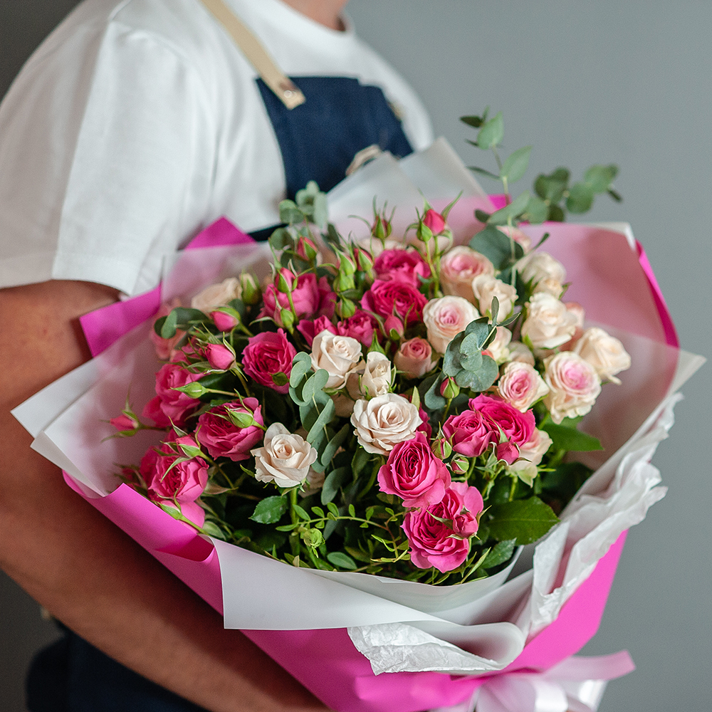 Белые и розовые кустовые розы с эвкалиптом в оформлении