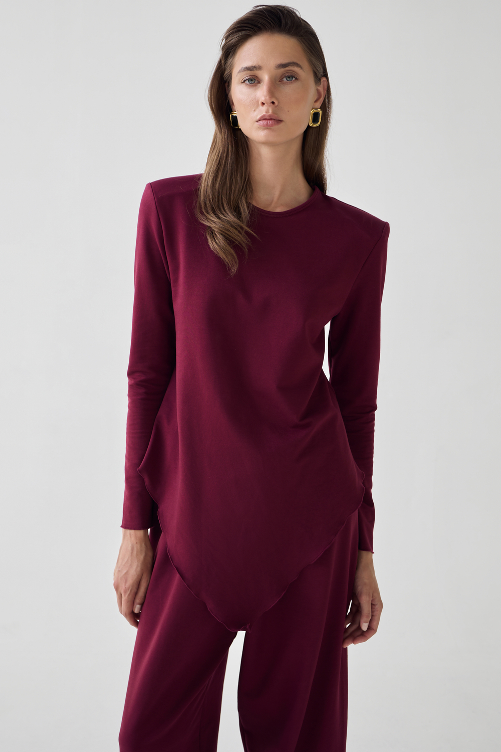 Комплект: лонгслив с подплечниками и брюки-джогеры