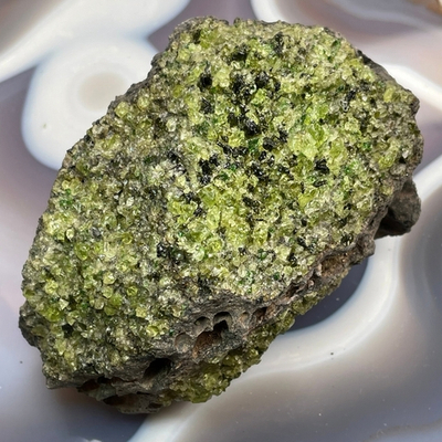 40351 Хризолит необработанный друза 76*116мм