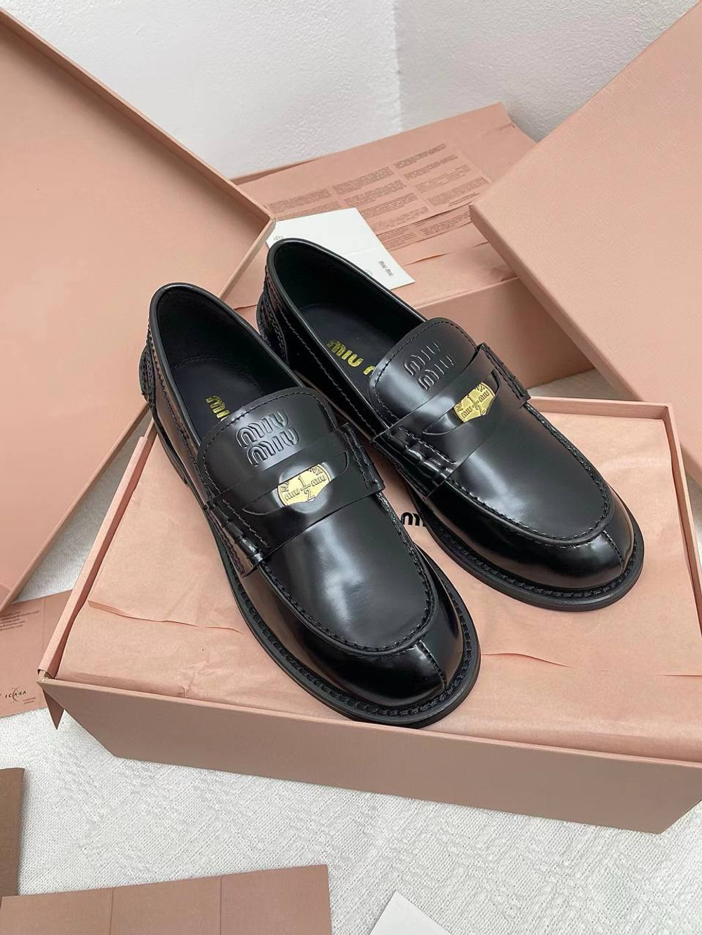 Женские кожаные лоферы Miu Miu черного цвета