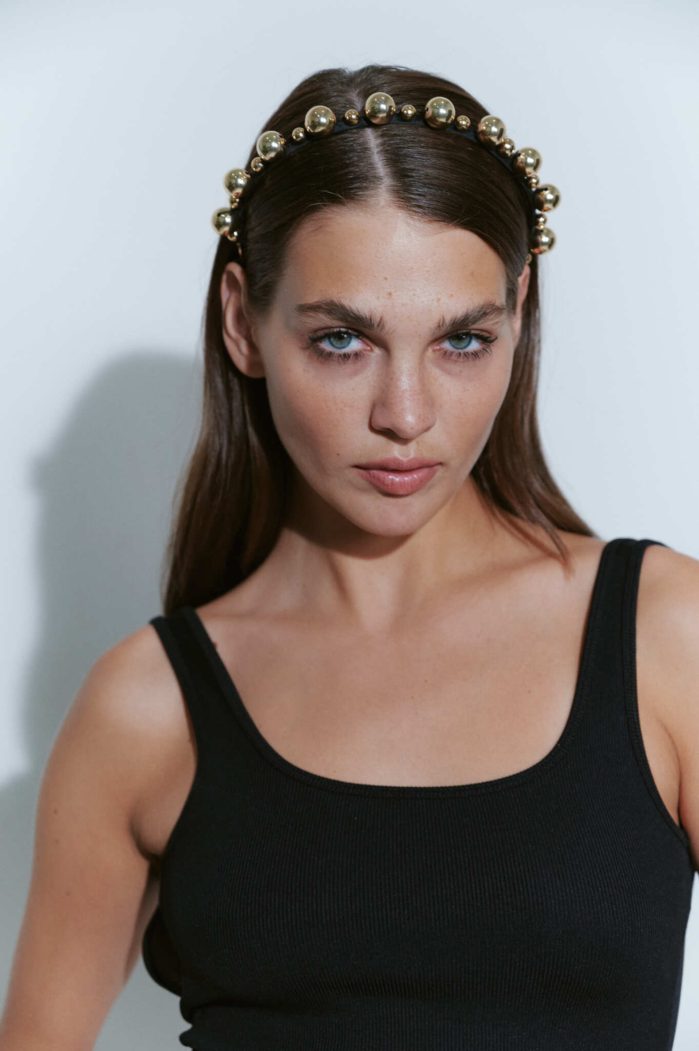 Ободок- чокер с золотыми шарами