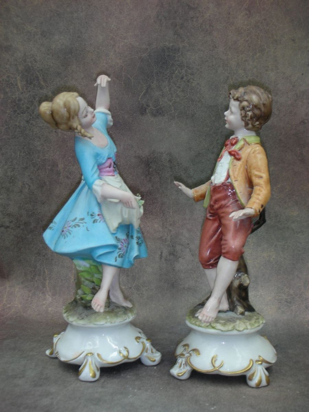 Статуэтка. Фарфор. Детский танец пара. Capodimonte. Италия