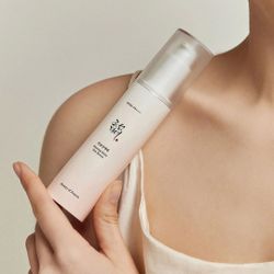 BEAUTY OF JOSEON Увлажняющая солнцезащитная сыворотка с женьшенем Ginseng Moist Sun Serum (SPF50+ PA++++) 50 мл. (срок годности до 02.05.2026) картонная упаковка немного потеряла цвет.