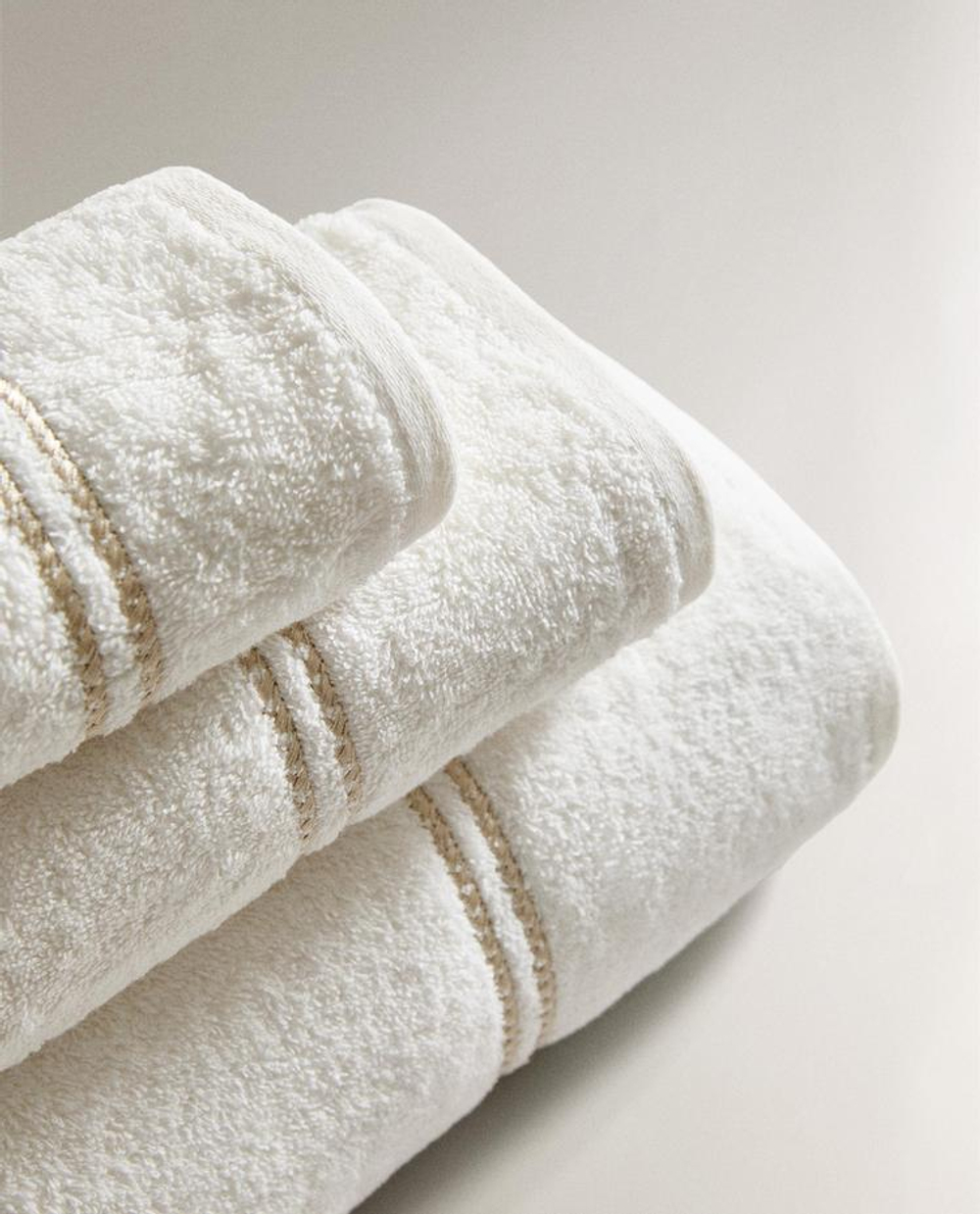 ZARA HOME БАННОЕ ПОЛОТЕНЦЕ С ЗОЛОТОЙ КАЙМОЙ, ЗОЛОТОЙ