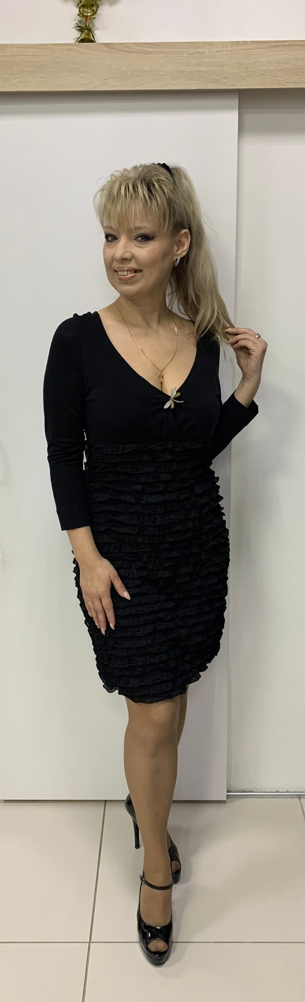 Короткое черное платье