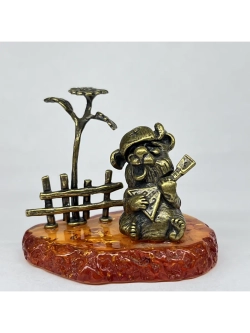 Бронзовая статуэтка на янтаре