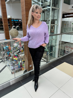 Красивый мохеровый джемпер с V-образным вырезом