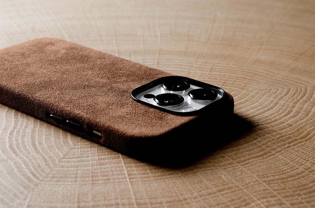 Hard Graft Fuzzy Dusty Brown — чехол из алькантары для iPhone