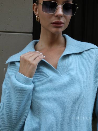 Голубой шерстяной свитер с откидным воротником