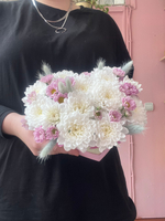 Композиция сердце из хризантем