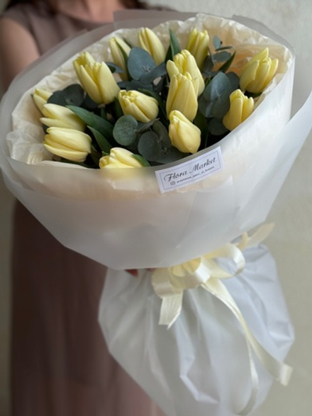 Кремовые тюльпаны и зелень эвкалипта в воздушном оформлении от Флора Маркет