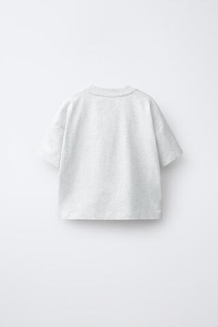 ZARA ФУТБОЛКА С НАДПИСЬЮ «ГОРОД», СВЕТЛО-СЕРЫЙ