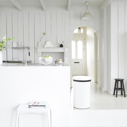 Ведро Brabantia 60л белое в интерьере