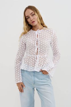 Блуза из шитья на завязках с баской белого цвета