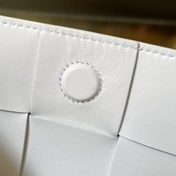 Bottega Veneta Cassette Pouch On Strap 22 cm