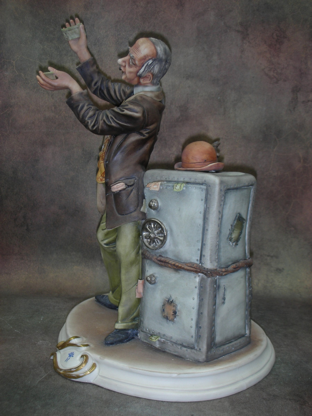 Статуэтка. Фарфор. Банкир. Capodimonte. Италия