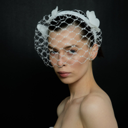 Вуаль с крупной сеткой и бабочками