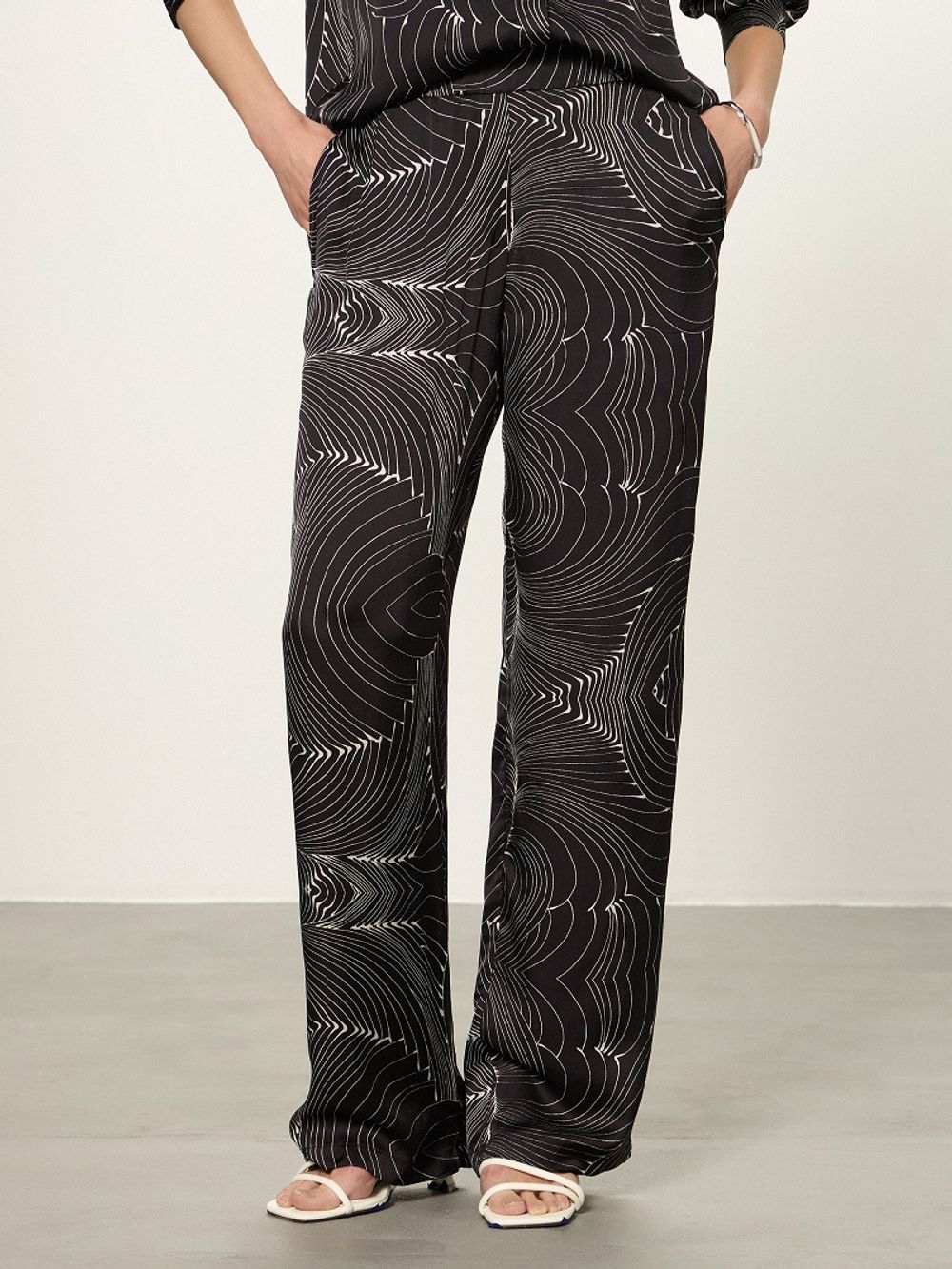 Брюки Палаццо на резинке черно-белый принт вискоза