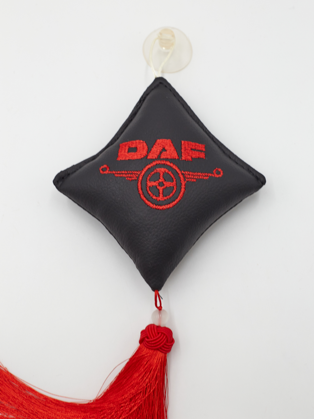 Ромб объемный на присоске DAF (экокожа, черный, красная вышивка, кисть)