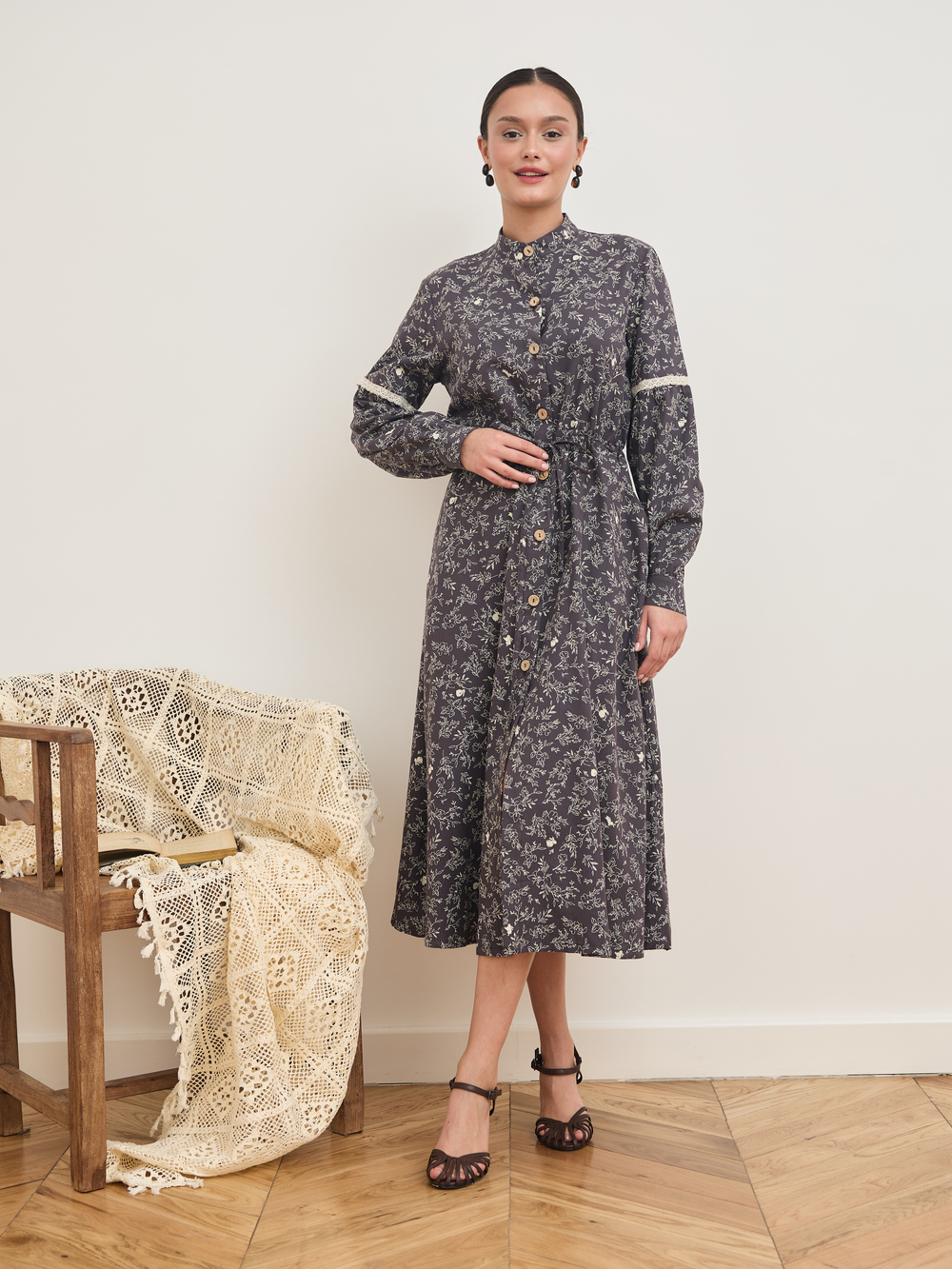 Платье-рубашка с кружевом