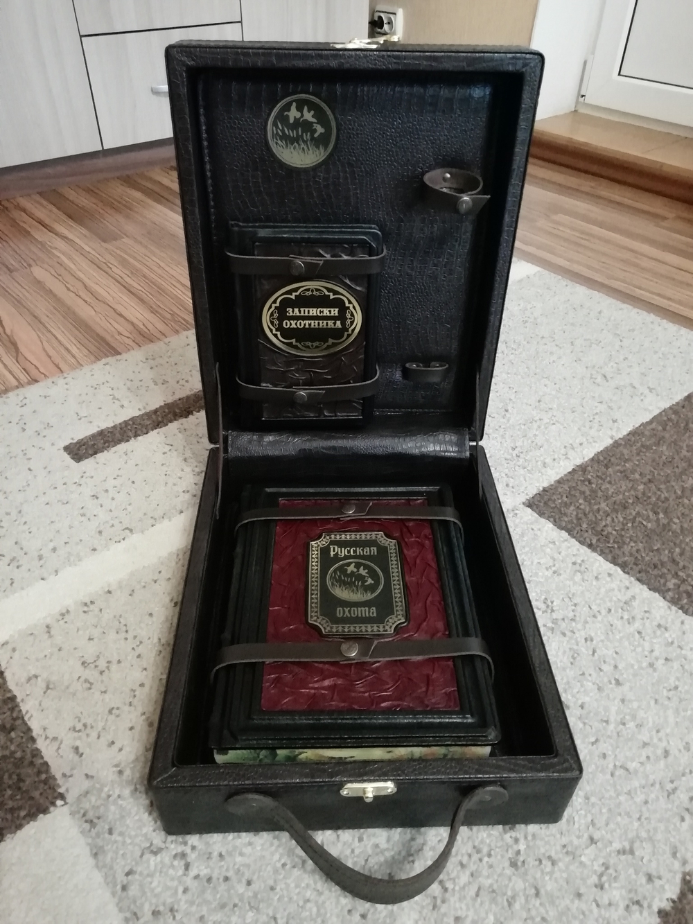 Набор из кожи в кейсе "Подарок охотнику" книга+ежедневник