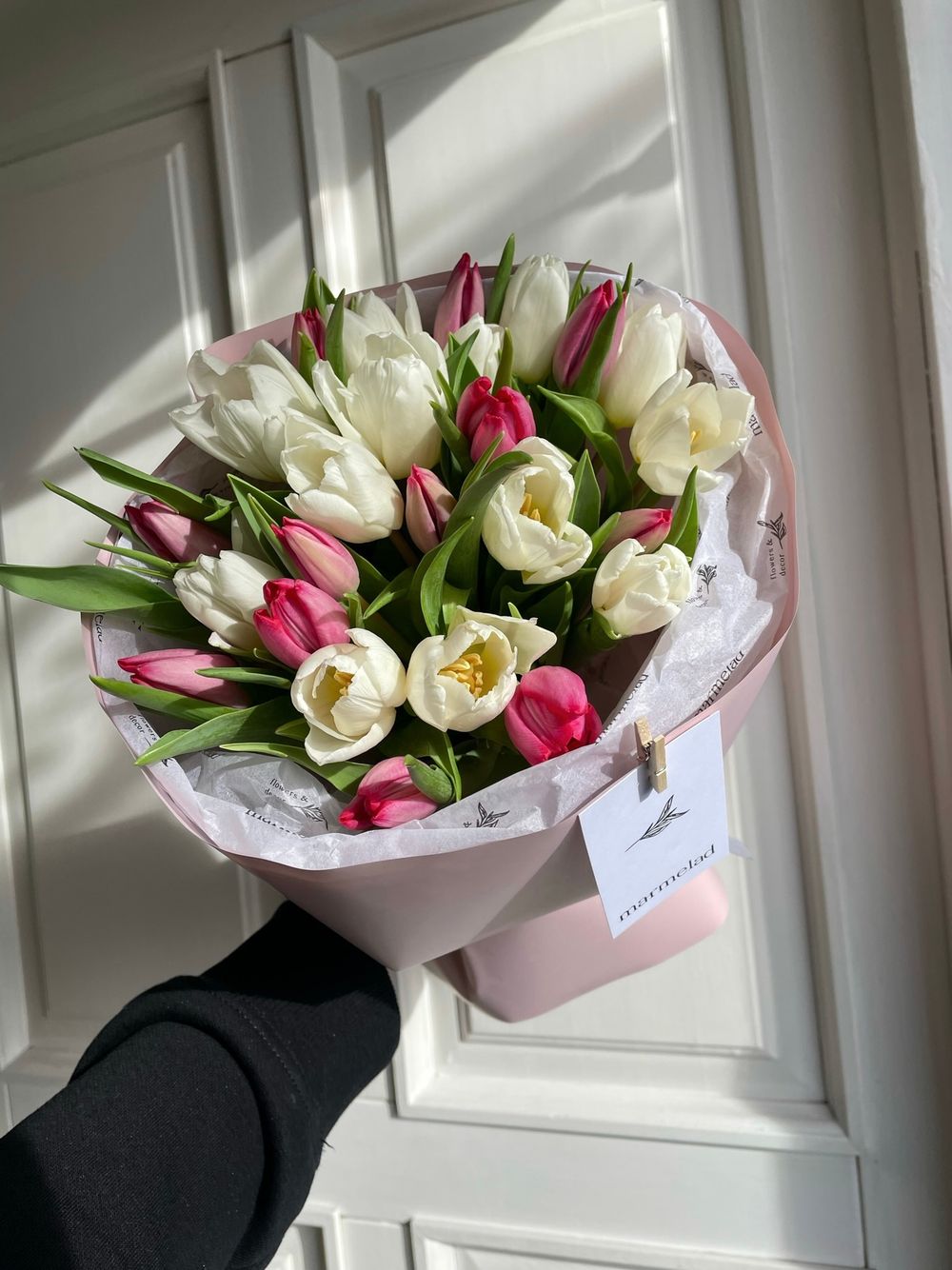 Букет из 25 белых и ярко-розовых тюльпанов
