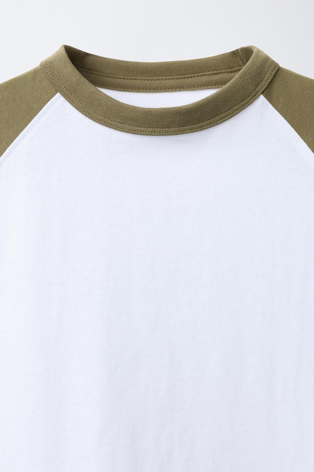 ZARA ФУТБОЛКА РЕГЛАН С ВЫШИТОЙ НАДПИСЬЮ, БЕЛЫЙ/ЗЕЛЕНЫЙ