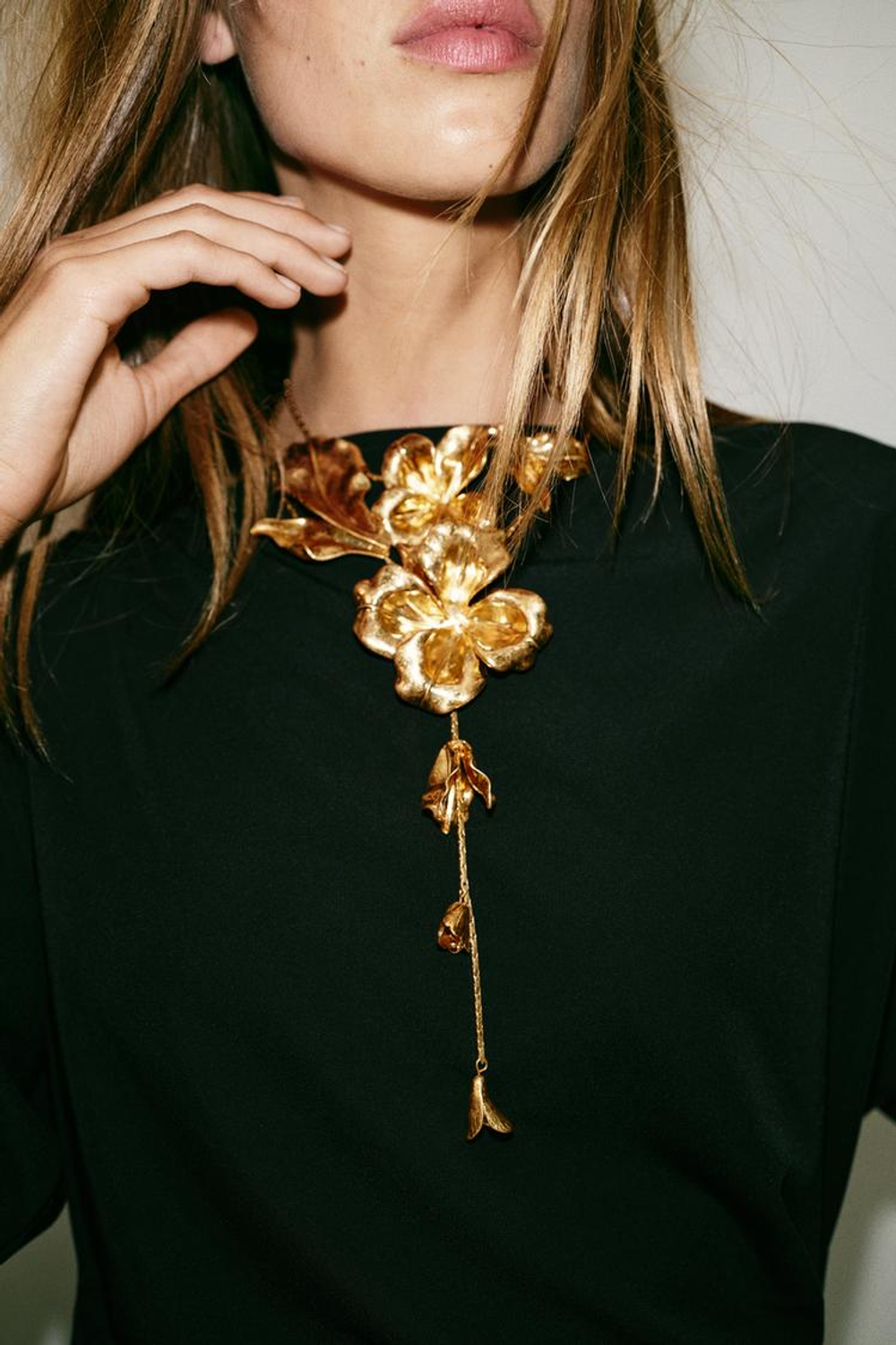 ZARA ДВОЙНОЕ МЕТАЛЛИЧЕСКОЕ КОЛЬЕ С ЦВЕТАМИ, ЗОЛОТИСТЫЙ