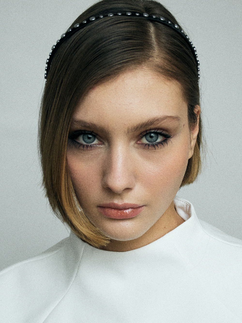 Тонкий ободок с серебристыми клепками