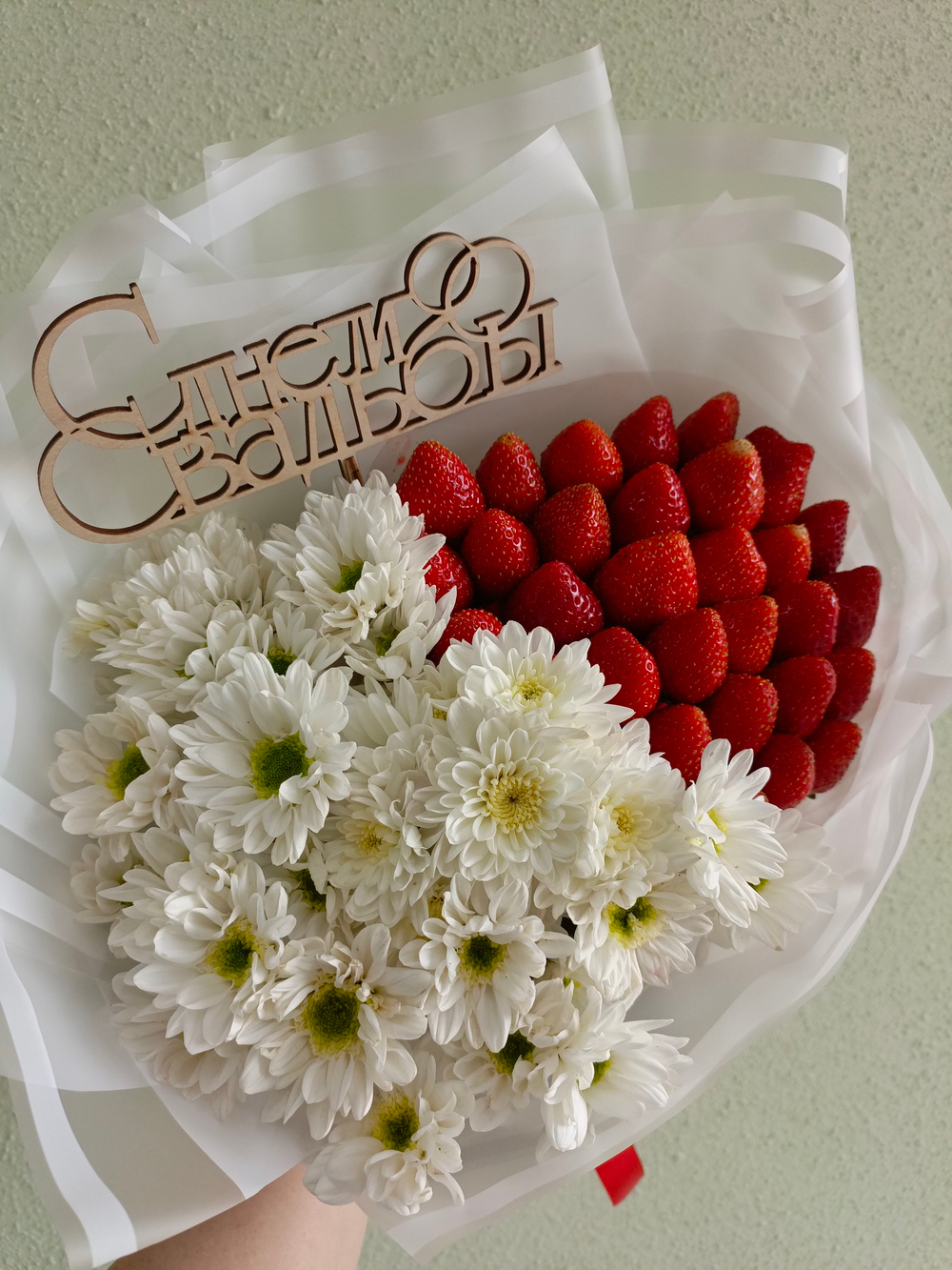 Клубника и хризантемы