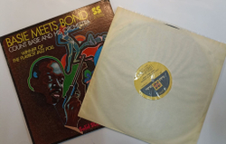 Винтажная виниловая пластинка Count Basie And His Orchestra  Basie Meets Bond (US 1968)