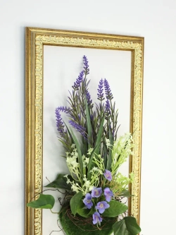 Искусственные цветы в багетной раме для декора