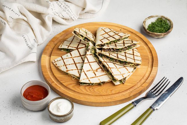 Кесадилья с грибами и зеленью, 8 шт.