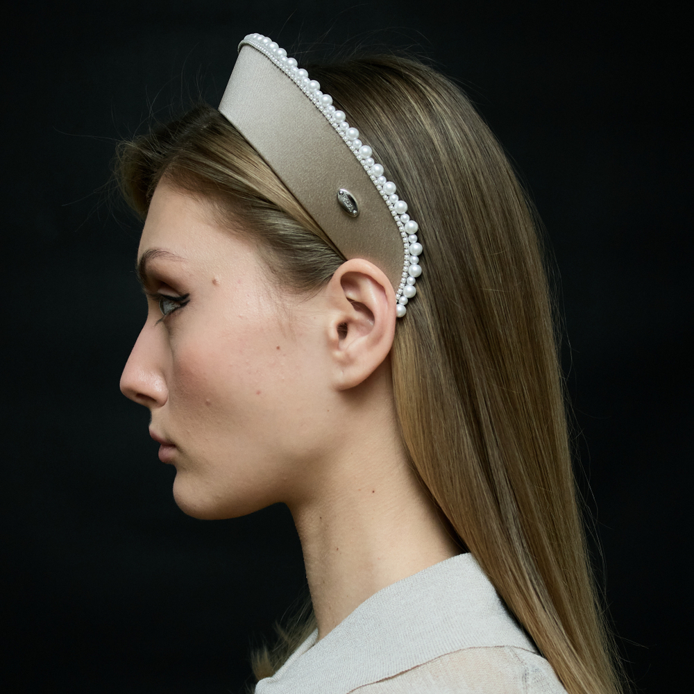 Кокошник бежевый с жемчужным декором