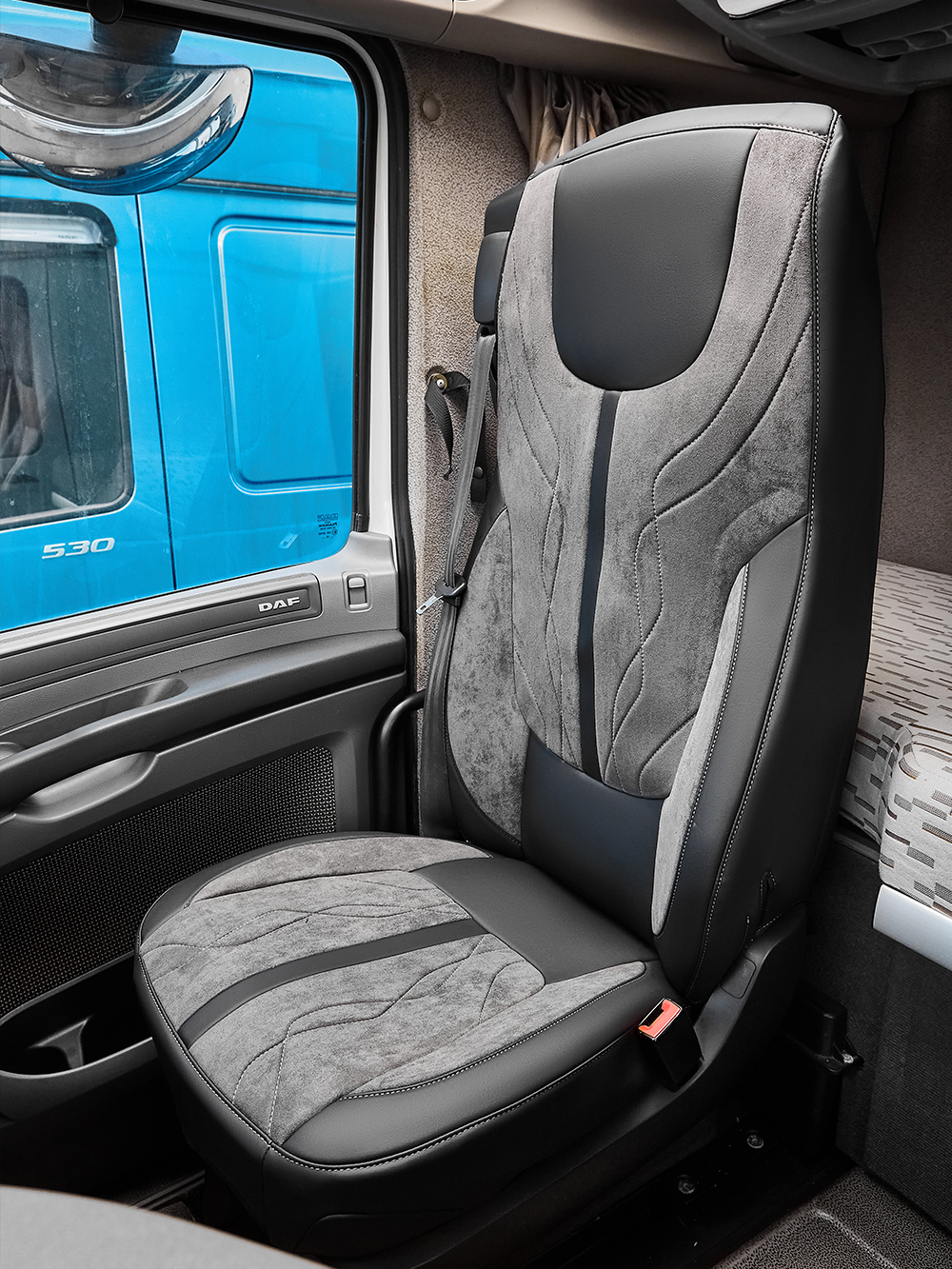 Чехлы Люкс DAF XF 106 (экокожа, черный цвет, серая вставка)