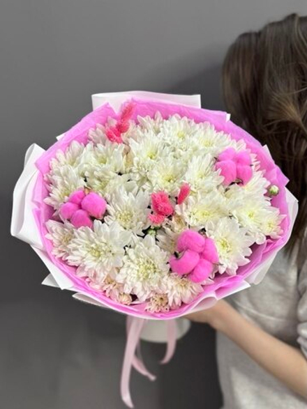 Букет с 5 кустовыми хризантемами и сухоцветами в розовой гамме