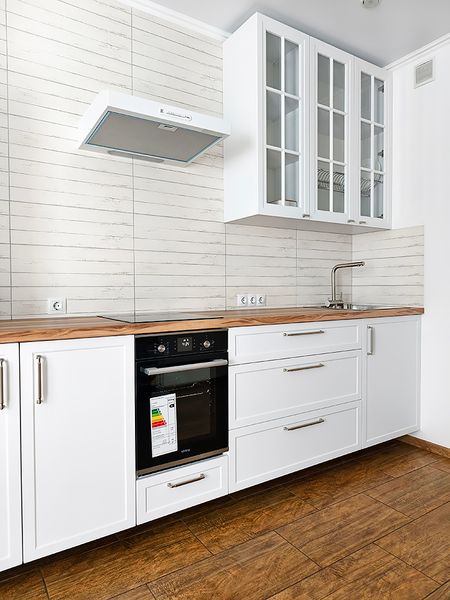 «Парящая» кухня с фрезерованными фасадами и витриной