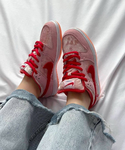 Женские кроссовки Strange Love x Nike SB Dunk Low