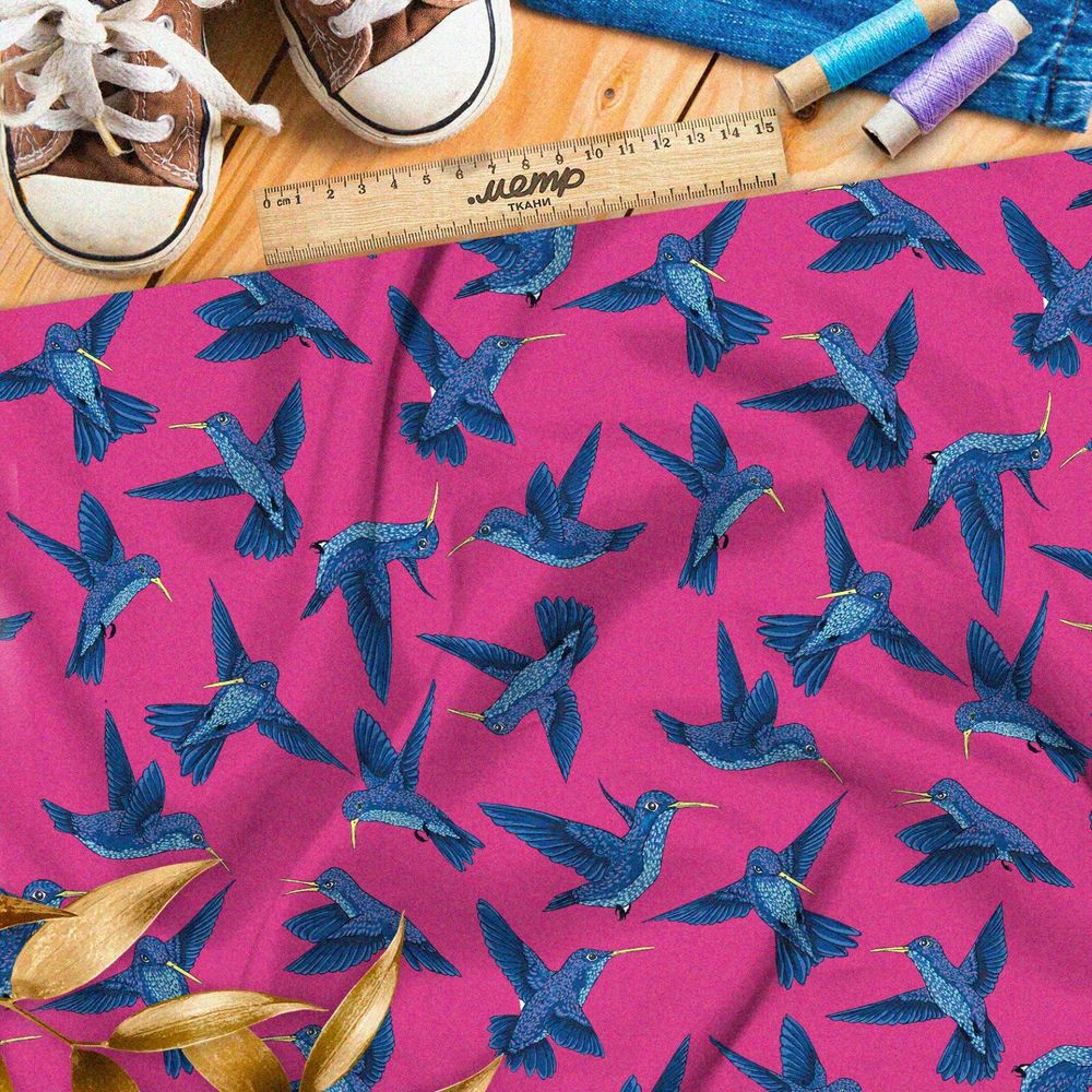 Ткань таффета синие калибри на розовом фоне