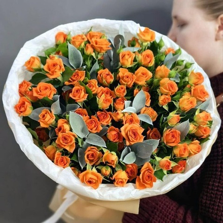 Монобукет из 13 оранжевых кустовых роз с веточками белого рускуса